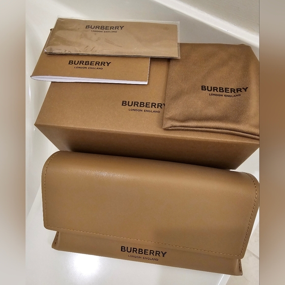 Burberry Tan and Black Sunglasses - Picture 5 of 7